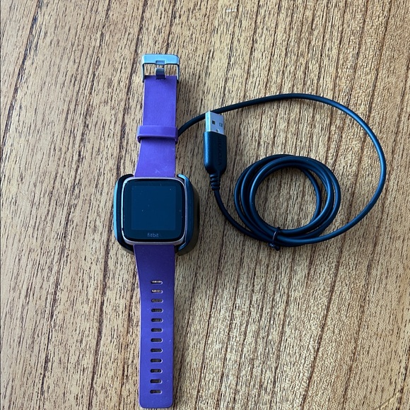 fitbit Other - Fitbit Versa FB 505 Smartwatch with Charger
